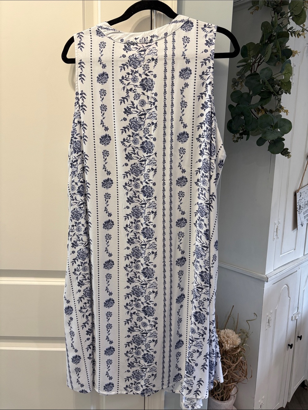 Sleeveless White and Navy Floral Button-Front Dress - Picture 2 of 3